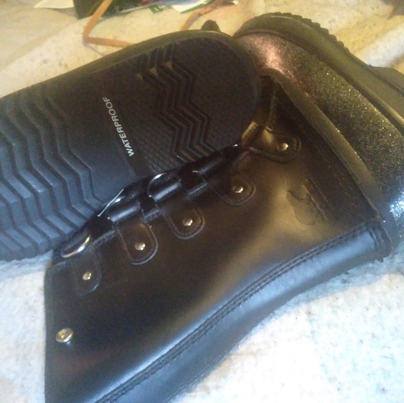 Purse and boots - Picture 3 of 5